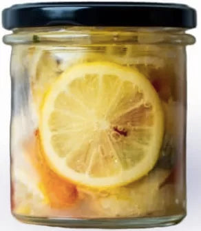 *MANUFAKTURA RYBNA Śledź z płatkami chili w marynacie cytrynowo miodowej (słoik) (250 g)